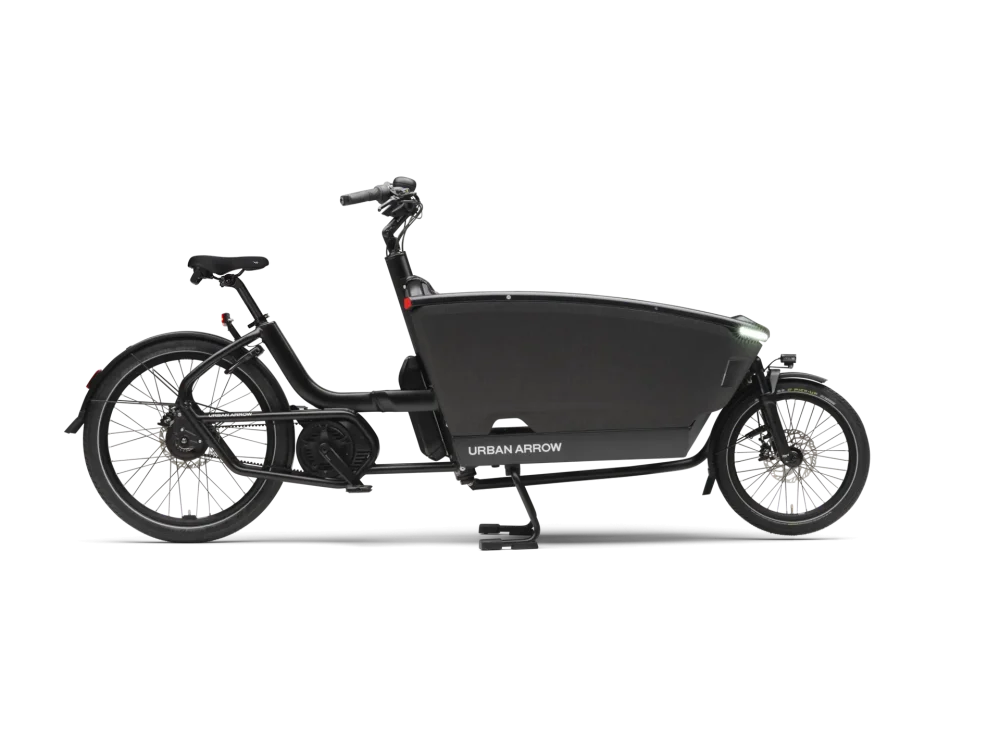 Urban Arrow FamilyNext Pro carrying a family in black