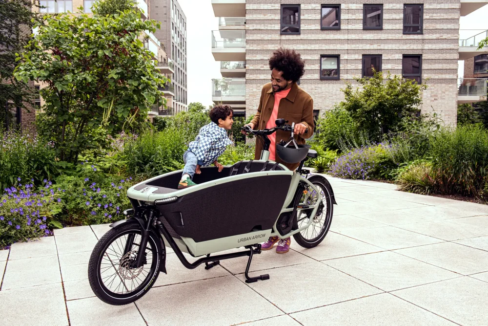 Urban Arrow FamilyNext Pro carrying a family in green, view 2